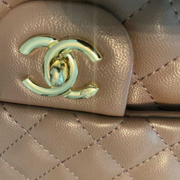 Tan Quilted Shoulder Bag with Gold CC Closure - Picture 5 of 14